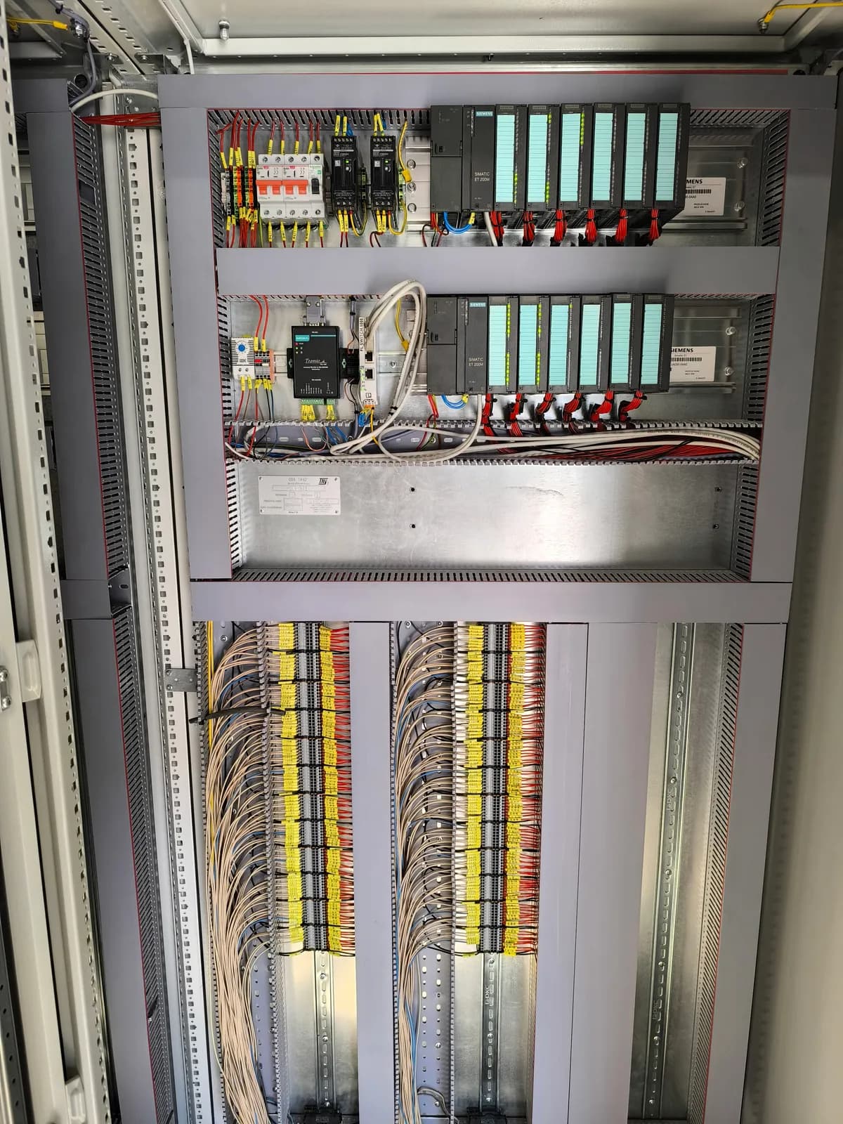 Шкаф автоматики на контроллерах Siemens SIMATIC: два комплекта модулей ввода-вывода и кроссовые клеммники под полевые кабели